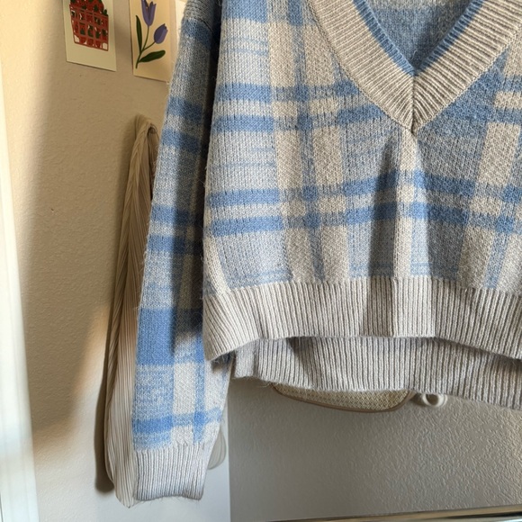 ୨୧ ・゚✧ Fashion Nova Living The Comfy Life Cropped Blue V Neck Sweater - Picture 2 of 5